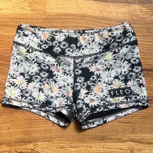 FLEO lined daisy shorts sz Small